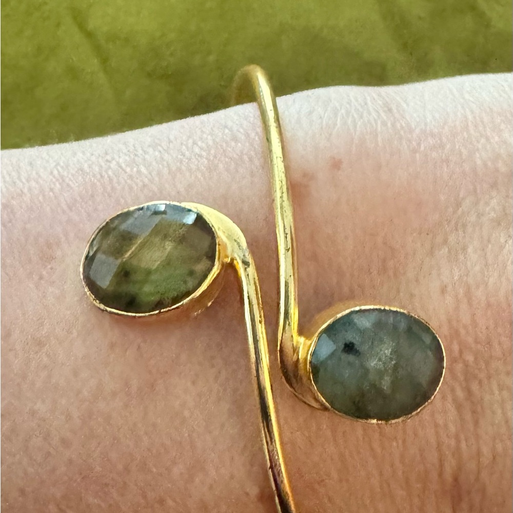 Elegant Gold-plated and Faceted Labradorite Bracelet